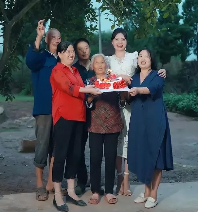 网红唐小鱼抖音号，百万网红唐小鱼首播