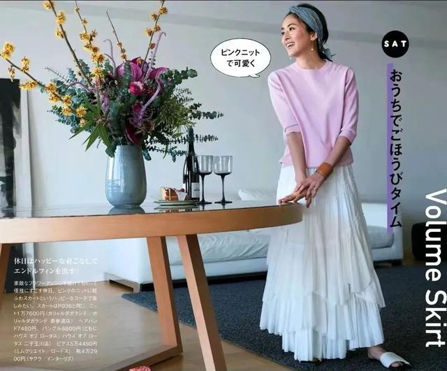 卫衣半裙早秋混搭时髦有女人味，卫衣＋半裙＝时髦又有女人味的早秋穿搭