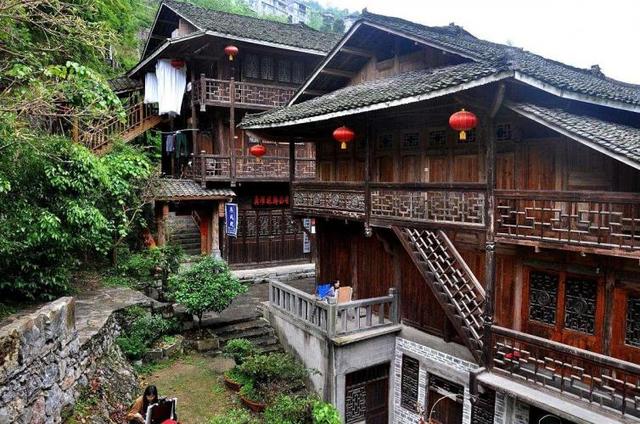 重庆有哪些地方，重庆必去的十个地方（建筑公路复杂多变也被网友戏称为“迷宫一样的城市”）