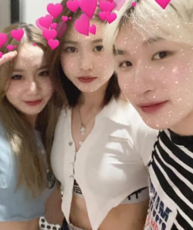 章子怡与小苹果感情亲密，章子怡带小苹果逛街被偶遇