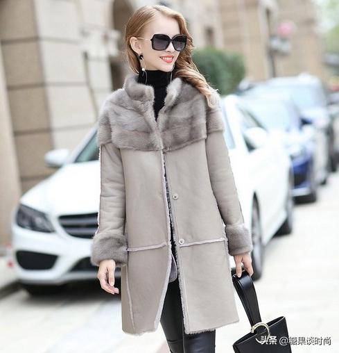 黑色皮草搭配图片，黑色长款皮草外套冬季搭配（穿黑色皮草配围巾品味真高）