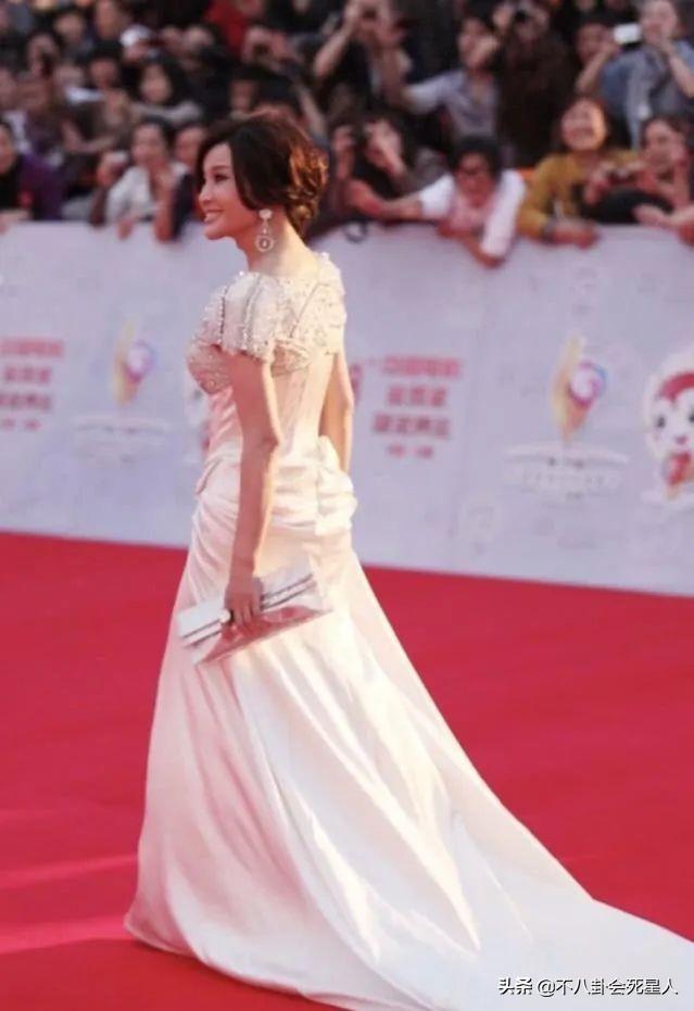 盘点各种女明星的露脐装，这7位女星一个比一个爱秀身材