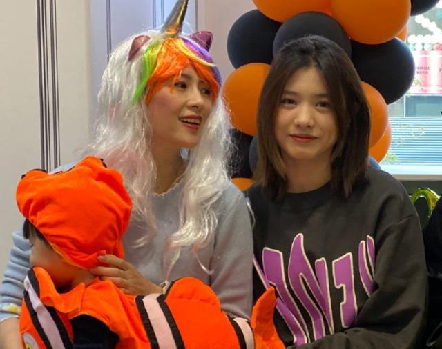 章子怡与小苹果感情亲密，章子怡带小苹果逛街被偶遇