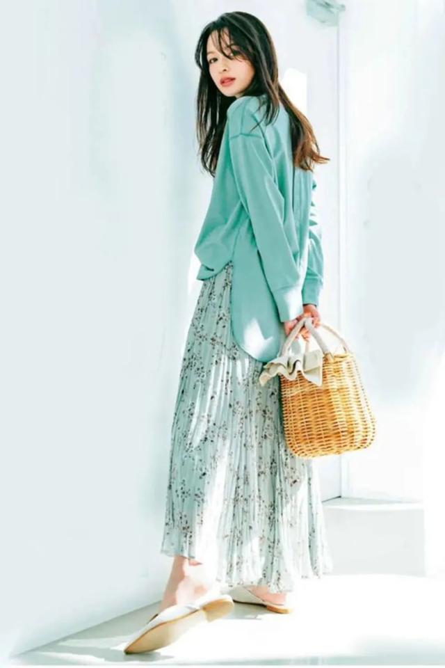 卫衣半裙早秋混搭时髦有女人味，卫衣＋半裙＝时髦又有女人味的早秋穿搭