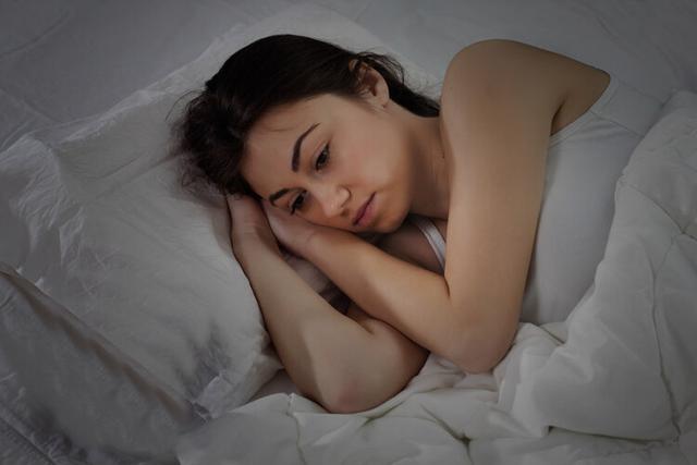 经常熬夜的人有这六个特征，长期熬夜猝死趋于年轻化