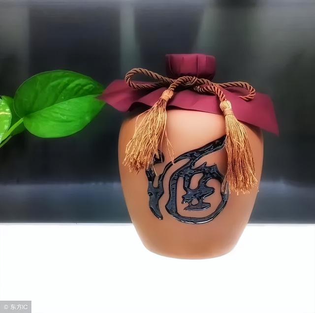 穿花蛱蝶深深见，唯见蜻蜓蛱蝶飞