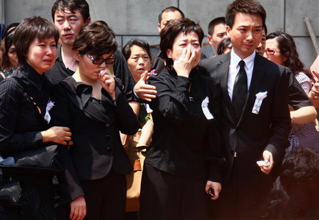 罗京去世讣告，为何墓地却出现怪相