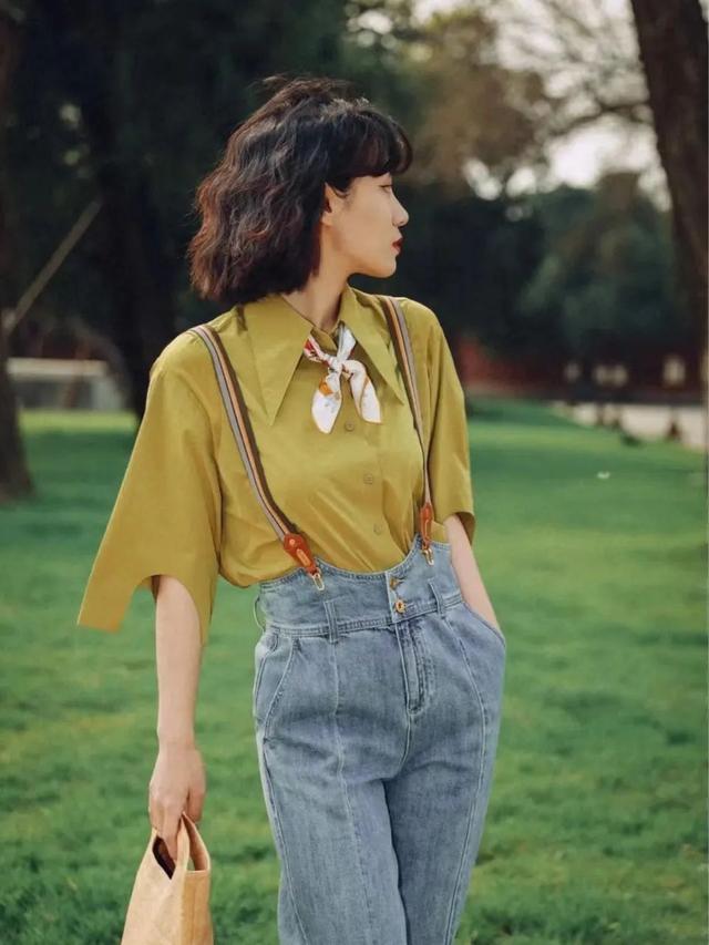 34岁杨幂近照显疲态，次次艳压00后小花