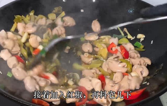 酸菜肥肠的做法，酸菜焖肥肠做法