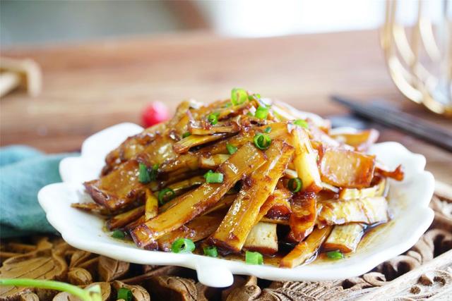 正宗油焖春笋的做法，春天做油焖春笋