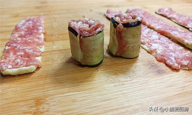 脆皮茄子卷的做法，裹上一层熬好的热汁