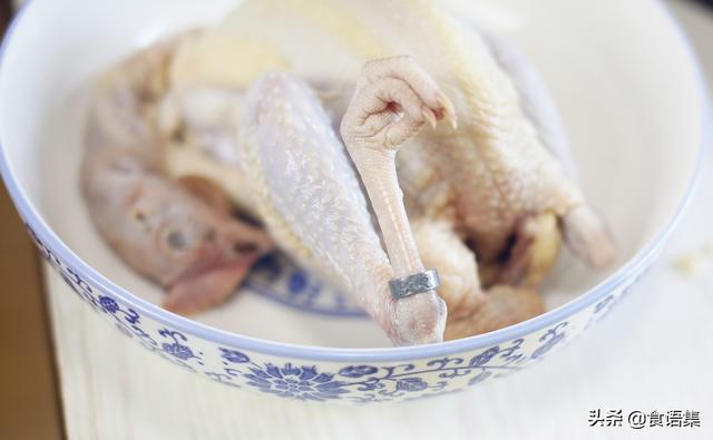 广东香菇蒸滑鸡做法，清蒸葱油清远鸡