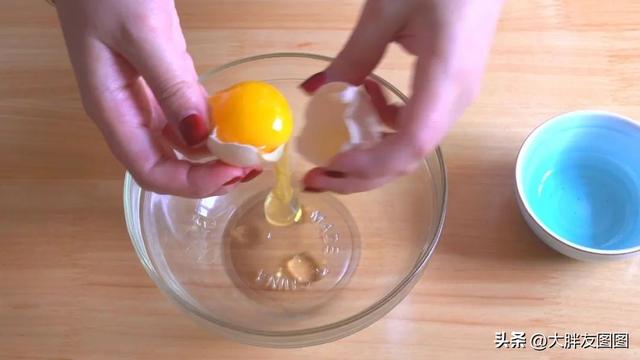 鸡蛋饼怎么煎又嫩又好吃，教你煎出软蓬蓬的鸡蛋饼