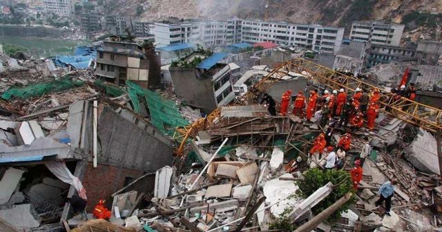 汶川大地震采访失去亲人的男人，大爷：都死了，就剩我一个了