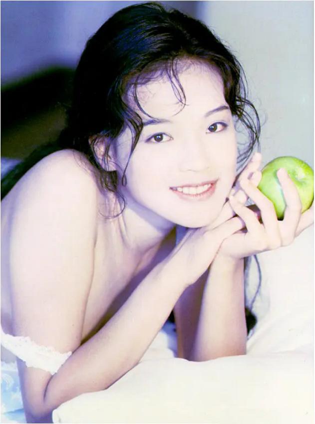 柳岩傲人的身材一直备受网友羡慕，吴尊模仿球星动作