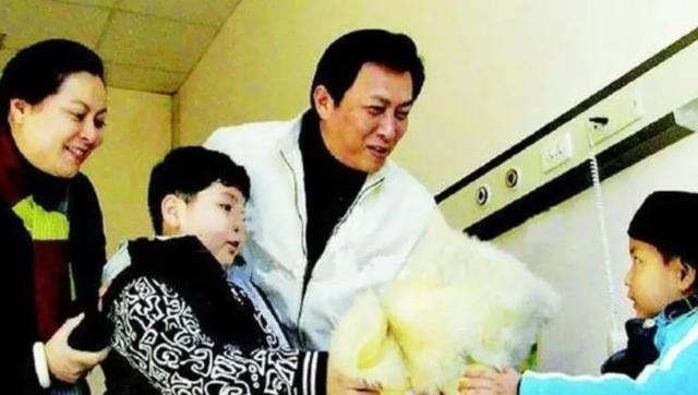 唐国强的妻子是谁，唐国强两段婚姻（唐国强前妻和现任是谁）