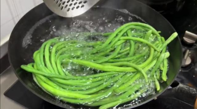 干豆角要泡多久，干豆角如何泡发（大厨教你做一道干豆角超级镇）