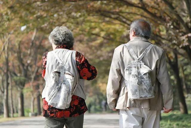 70岁以上老人旅游，70岁以上的老人旅游免门票吗（这些景区65岁以上老人免门票）