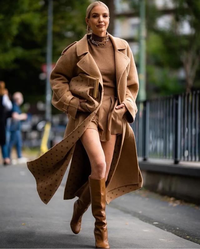 驼色大衣搭配图片，让你从20岁优雅到60岁的驼色大衣（驼色大衣怎么穿搭有气场）