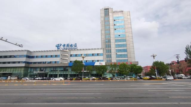 盘锦向海大道与商贸北街交叉路口，盘锦市向海大道