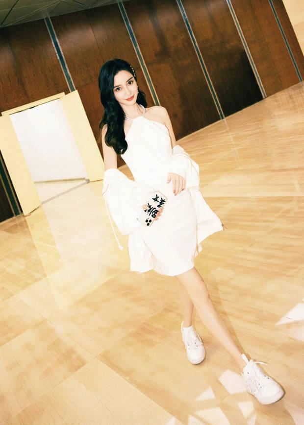 杨颖出席活动大秀美肩，Angelababy“一字肩”礼服裙造型