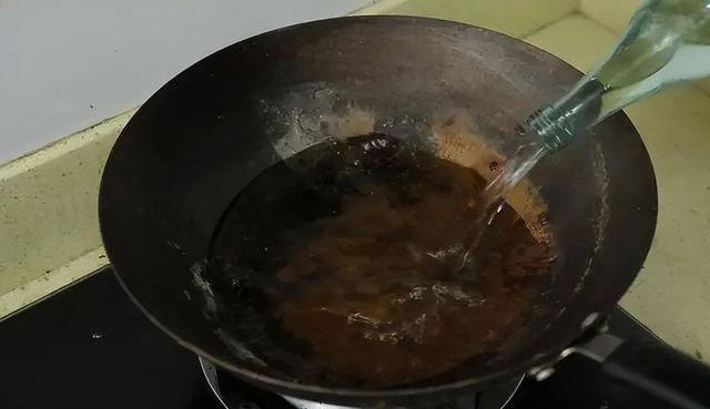 毒铁锅为何屡禁不止，炒菜用的铁锅用哪个比较安全呢