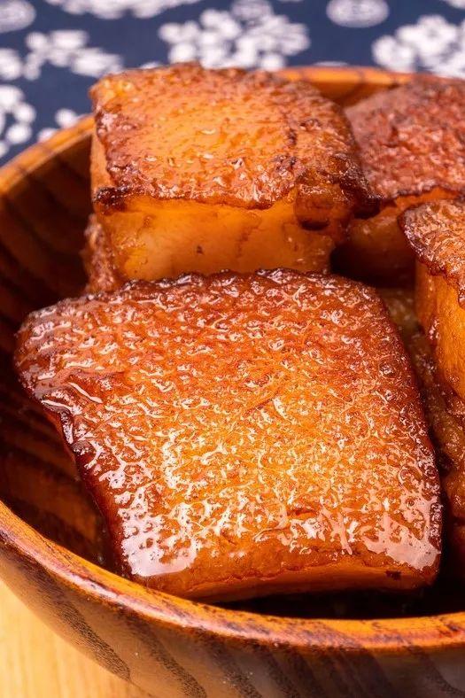 扣肉是哪里的菜，扣肉哪个城市最好吃最有名（为什么芋头会成为“扣肉”这道广东传统名菜中必备的搭配）