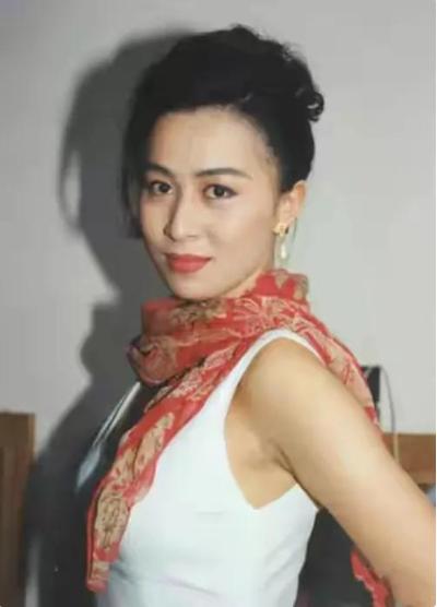 梁朝伟和刘嘉玲，梁朝伟刘嘉玲年轻时合照（酒到浓时香自溢。你为什么嫁我）