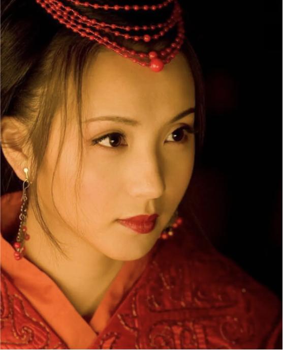 柳岩傲人的身材一直备受网友羡慕，吴尊模仿球星动作