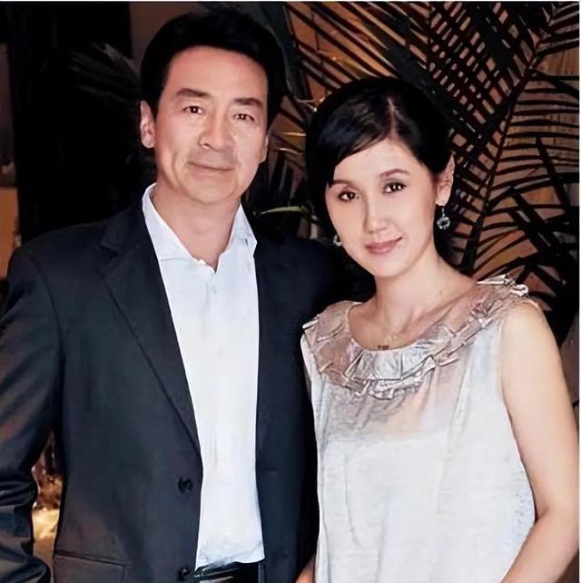 寇振海与妻子李婷，肤白貌美不输女星