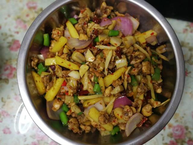 干锅兔的正宗做法，分享一下好吃的家常干锅兔做法