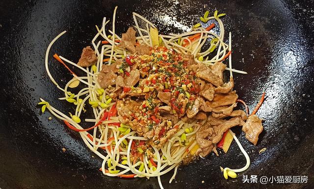 青椒炒豆芽做法教程，1把豆芽和猪肉这样简单一炒