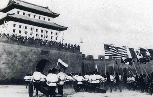 火烧圆明园图片，为何1万人能肆虐火烧圆明园（火烧圆明园是什么战争时期）