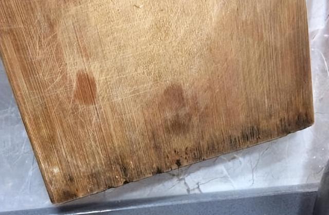 怎样快速清除菜板上的霉斑，污渍霉斑一擦就掉