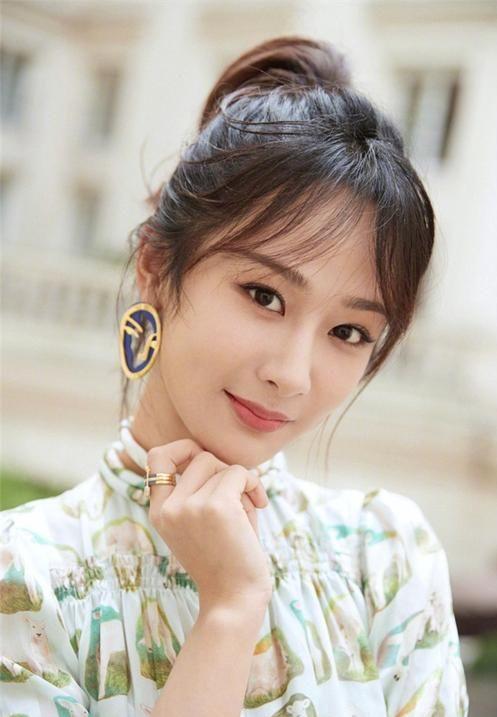 杨紫属于什么脸型，杨紫的五官分析