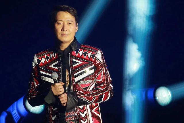 吴彦祖年轻时巅峰帅照，年轻时的吴彦祖到底有多帅（吴彦祖晒与成龙刘德华梁朝伟旧照）