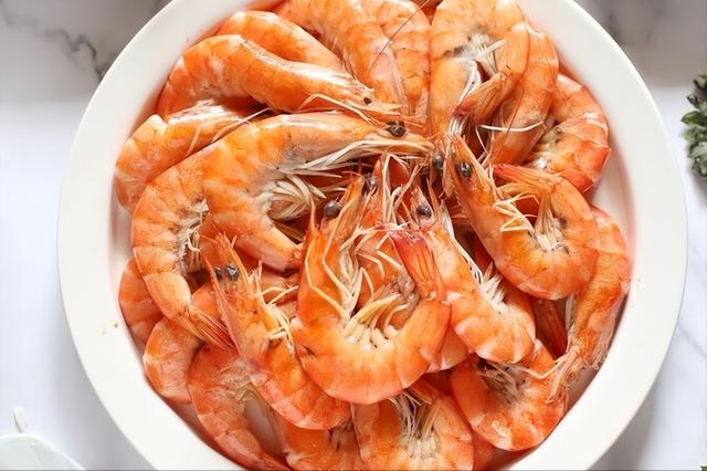 白灼虾要去虾线吗，白灼虾的正确做法怎么去除虾线（虾肉鲜嫩弹滑还不腥）
