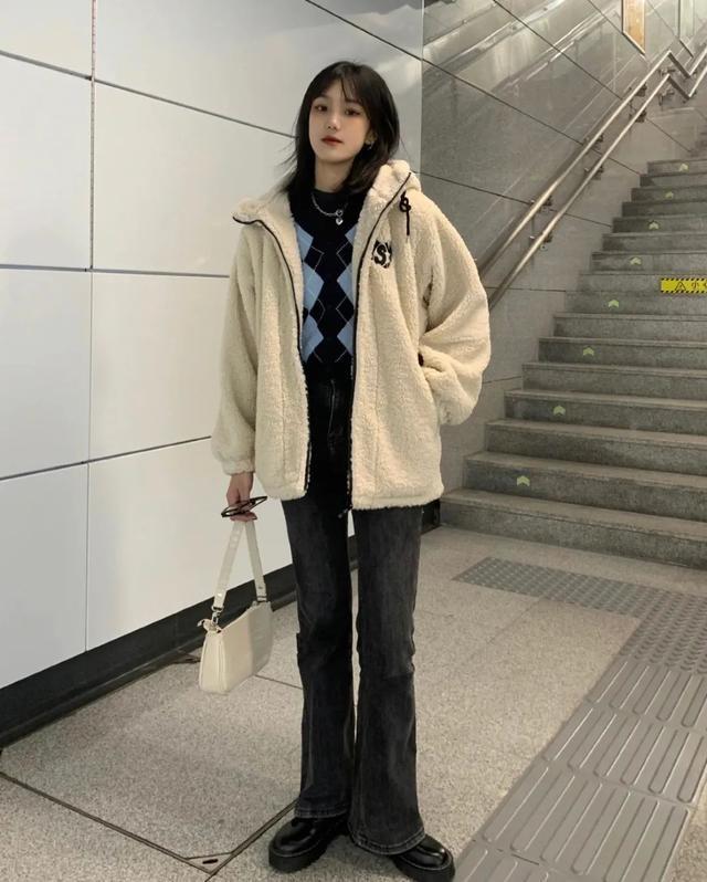 时髦又保暖的羊羔毛外套，没想到今年流行的