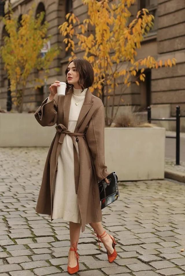 驼色大衣搭配图片，让你从20岁优雅到60岁的驼色大衣（驼色大衣怎么穿搭有气场）