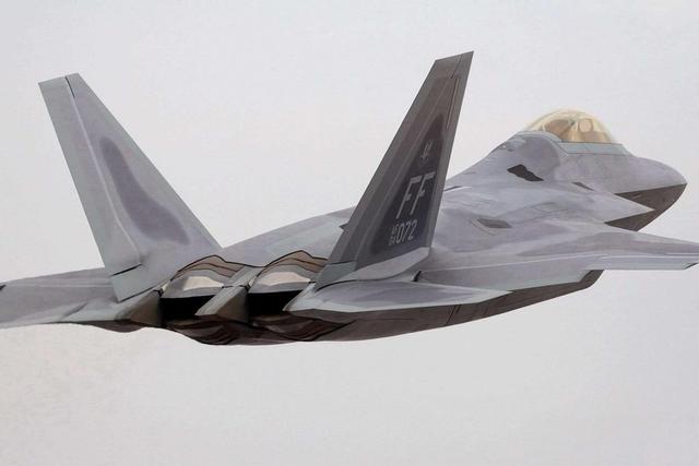 美国f8小型战斗机，美国海军第一款真正超音速舰载机