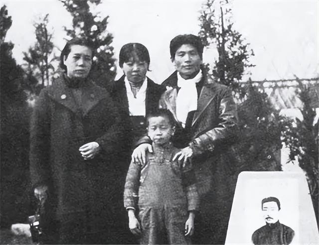 鲁迅萧红的关系，鲁迅与萧红仅仅只是单纯师生关系