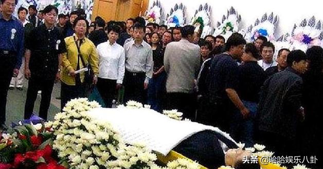 冯巩昔日两任搭档，当年的搭档牛群已消失匿迹