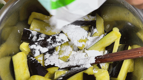 焖茄子的家常做法，最正宗油焖茄子的做法步骤（几分钟就能做成的美味）