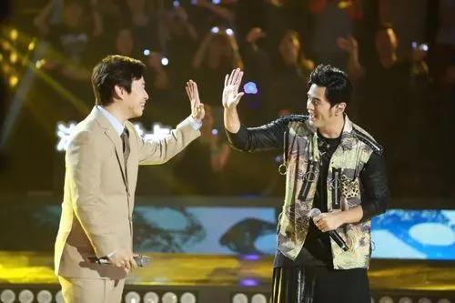 现在小哥费玉清过得怎么样，64岁的费玉清退出神坛