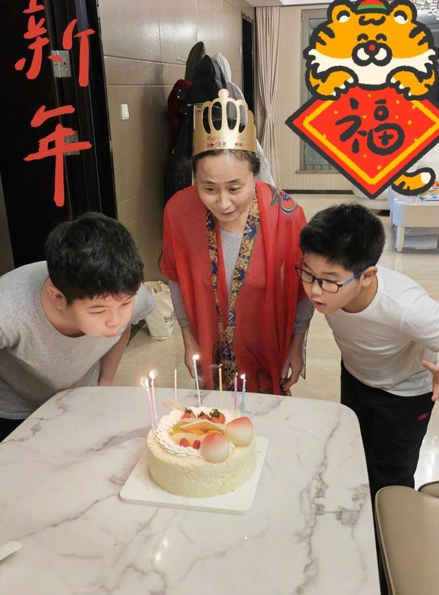 胡可和沙溢年轻照，沙溢为妈妈晒照庆生