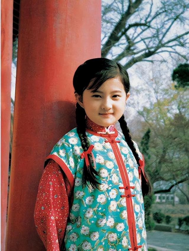 金铭小时候照片，为考北大弃演还珠（金铭小时候和现在对比）