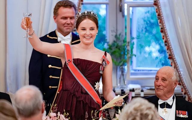 英国王室十大漂亮公主，欧洲王室4位未来女王世纪同框