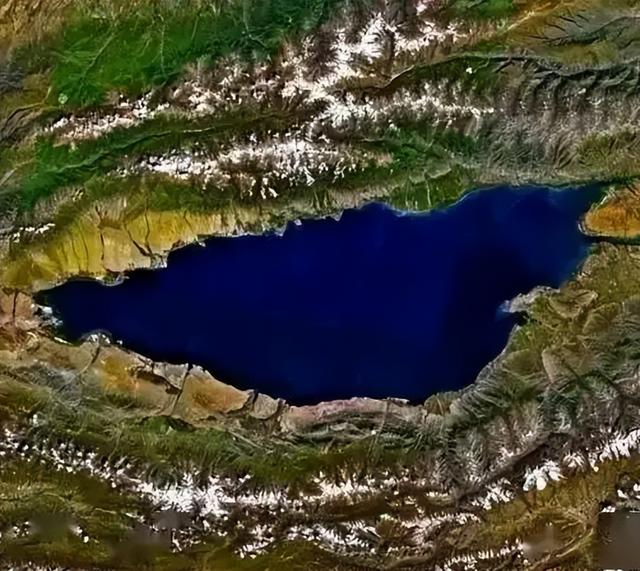 伊塞克湖属于内陆咸水湖，是我国青海湖的十几倍