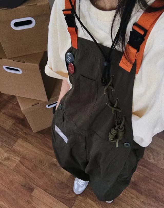 背带裤时尚穿搭显瘦，纸片人穿衣要显胖