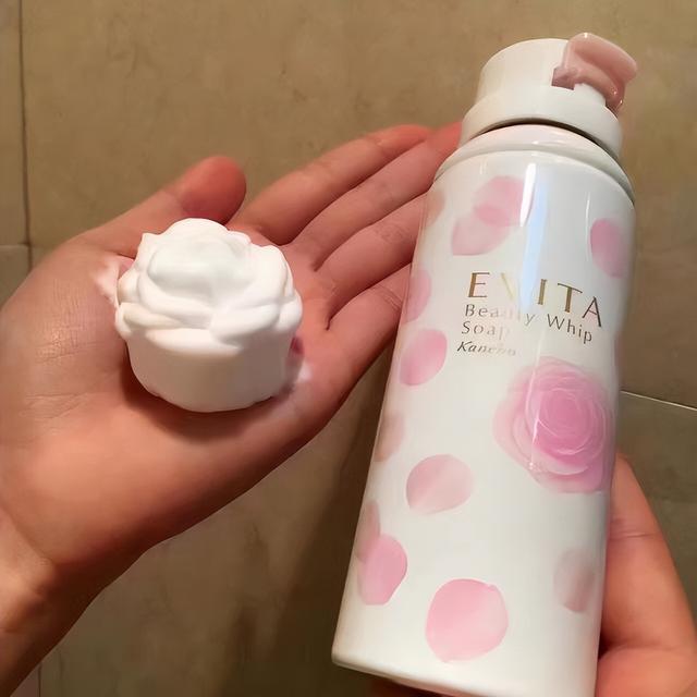 肌研极润保湿洗面奶，美白洗面奶深层清洁（这些洁面乳既温和清洁力度又足够）